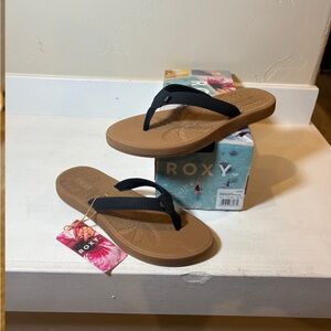 Roxy Black and Tan Sandals